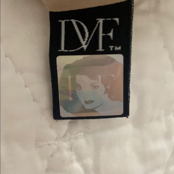 DIANE VON FURSTENBERG
Silk Lelette Dress
Size:US 4 - Picture 3 of 6